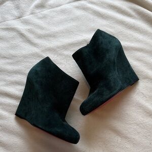 Authentic Christian Louboutin Bella Zeppa Suede Wedge Booties | Green Size 38.5